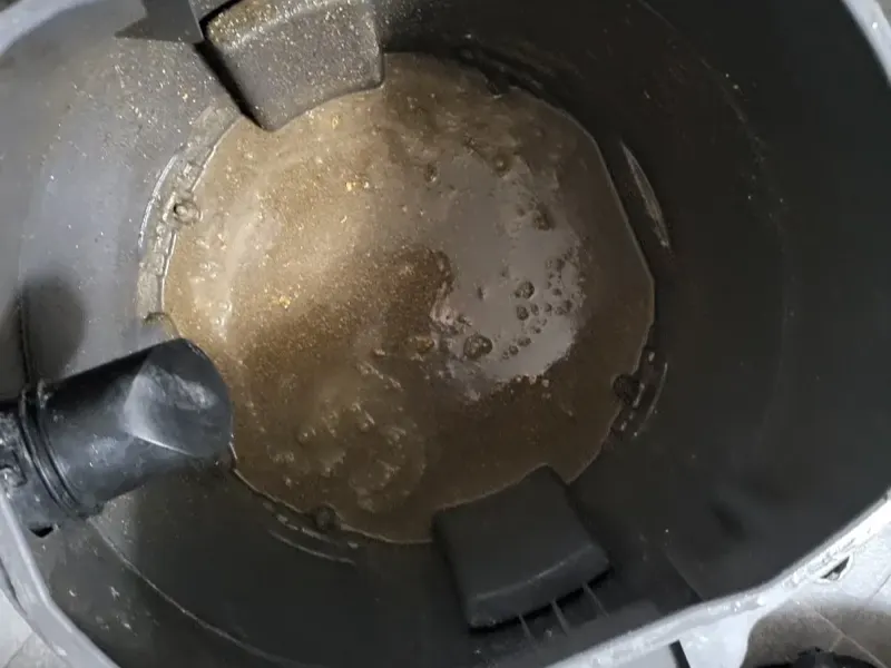 보령 석션 장비 통에 빨려 나온 오수와 찌꺼기